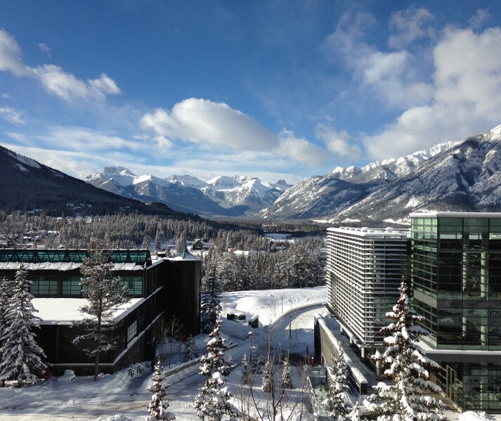 Das Jeanne und Peter Lougheed Building (links) ist das Medienzentrum des Banff Centre, wo professionelle Inhalte f&uuml;r verschiedene Plattformen erstellt werden k&ouml;nnen.